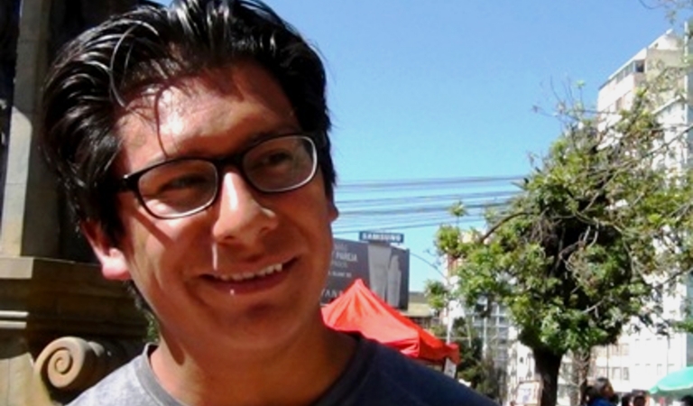 El escritor boliviano Rodrigo Urquiola Flores se a...